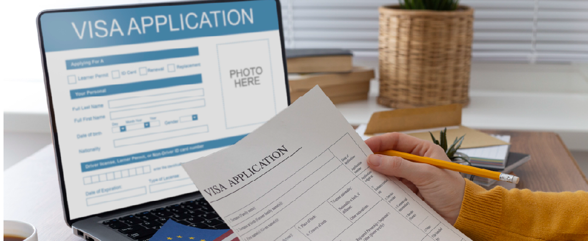 Pessoa segurando formulário de aplicação para visto e também consultando no laptop.