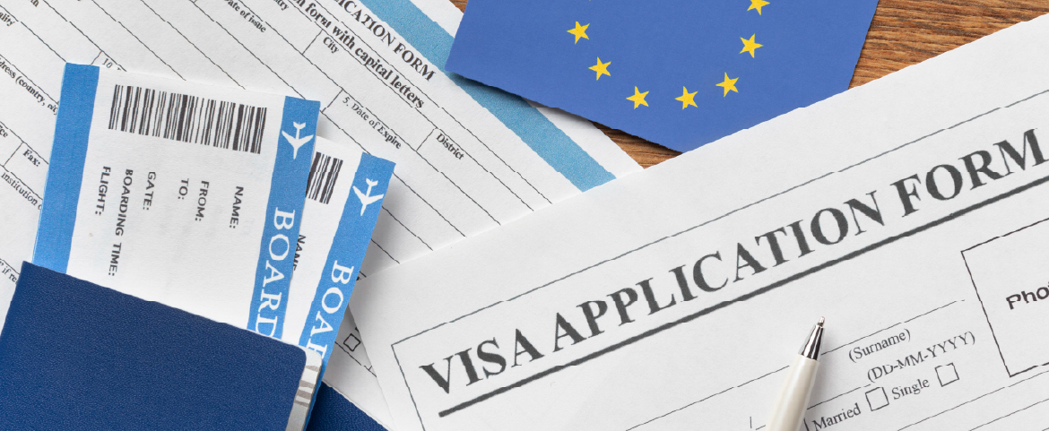 Papéis de aplicação de visto, passaporte e passagens.