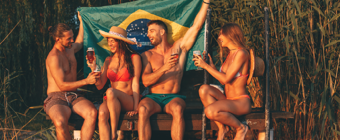 Jovens brasileiros viajando de férias com a bandeira do Brasil ao fundo. Jovens brasileiros viajando de férias com a bandeira do Brasil ao fundo.