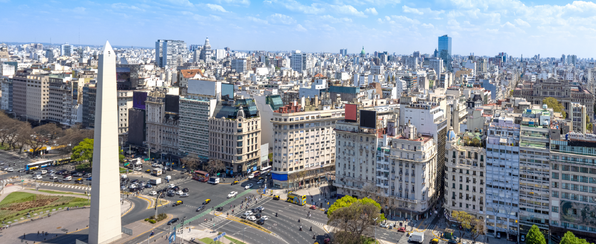 Vista aérea da cidade de Buenos Aires mostrando à esquerda o Obelisco localizado no centro da cidade. Vista aérea da cidade de Buenos Aires mostrando à esquerda o Obelisco localizado no centro da cidade.