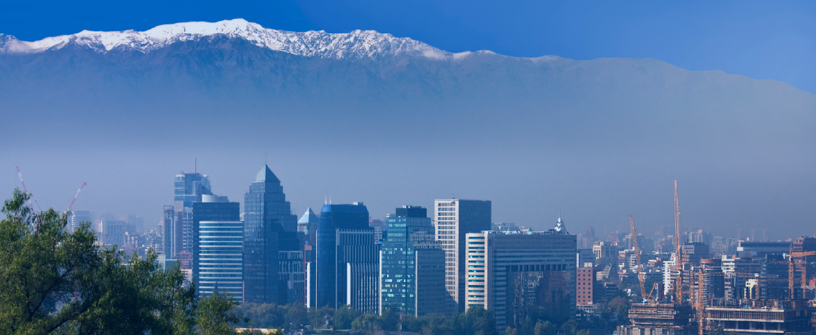 Vista aérea da cidade de Santiago no Chile, ao fundo a Cordilheira dos Andes. Vista aérea da cidade de Santiago no Chile, ao fundo a Cordilheira dos Andes.