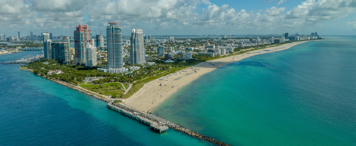 Vista aérea da cidade de Miami com suas belas praias e prédios modernos. Vista aérea da cidade de Miami com suas belas praias e prédios modernos.