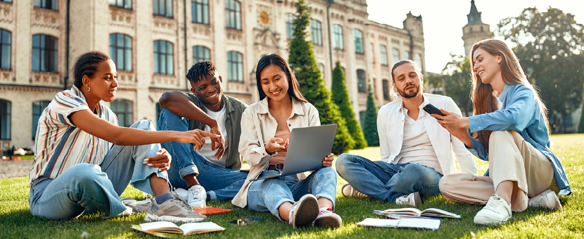 Universitários sentados no gramado na universidade