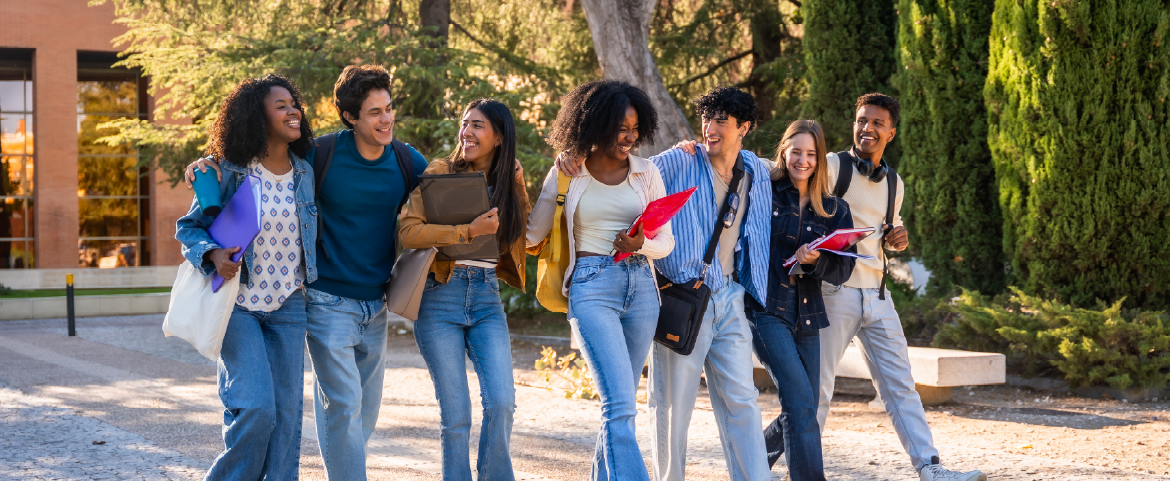Universitários caminhando pela universidade.