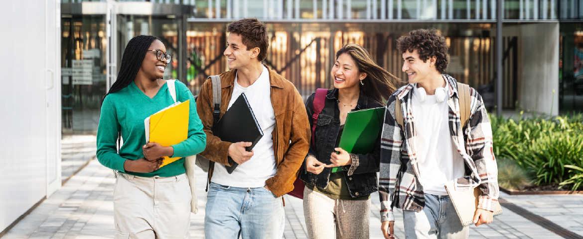Universitários caminhando pela universidade.