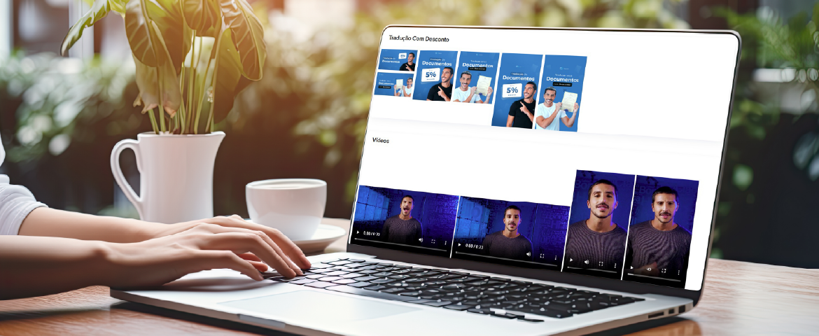 Laptop exibindo a plataforma do Programa Partners da eTraduções na janela de conteúdos prontos.