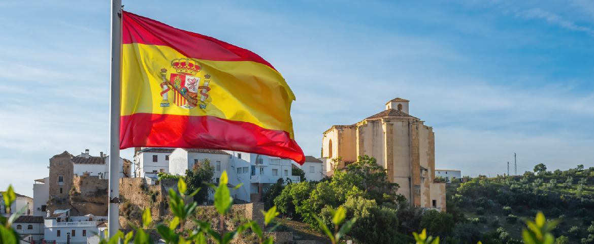 Bandeira da Espanha no alto de uma montanha.