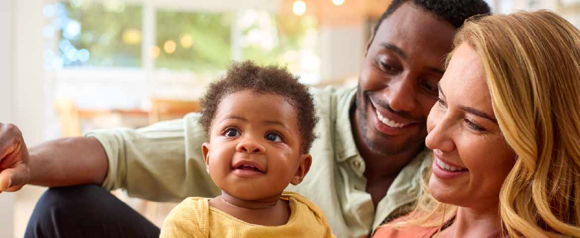 Família com pais brincando com bebê menina