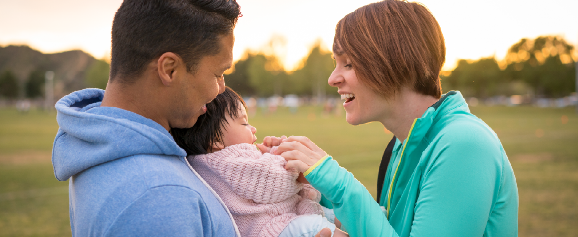 Casal brincando com bebê no parque