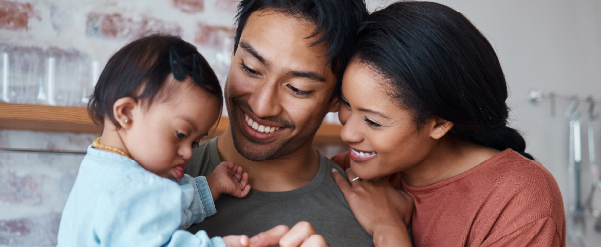 Família com bebê pequeno, pais felizes na cozinha
