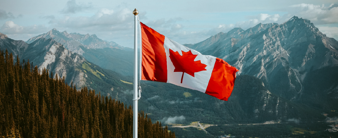 Bandeira do Canadá tremulando no alto de uma montanha