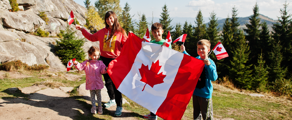 Crianças canadenses com bandeiras do país.