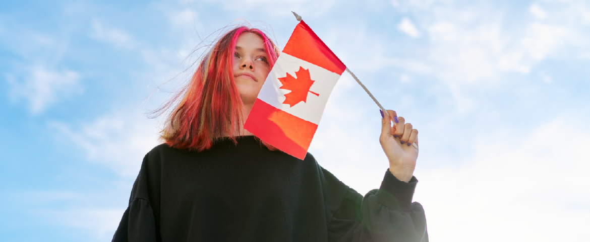 Mulher com cabelos com mexas com pequena bandeira do Canadá.