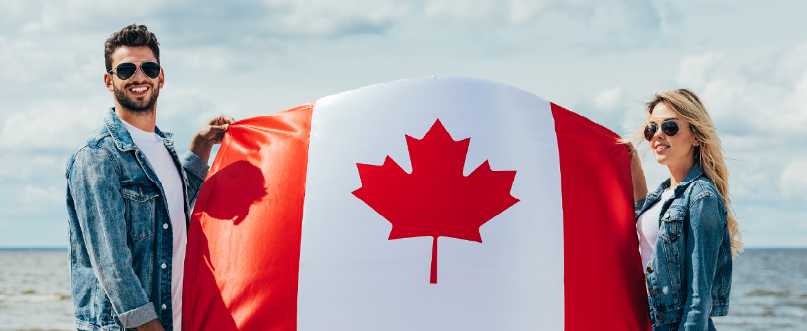 Casal segurando bandeira do Canadá.