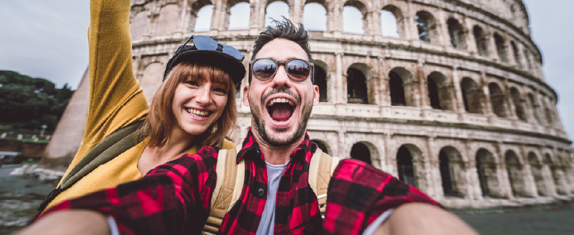 Casal em frente ao Coliseu de Roma, Itália