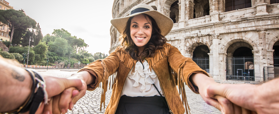 Banner eTraduções: casal de turistas na Itália.